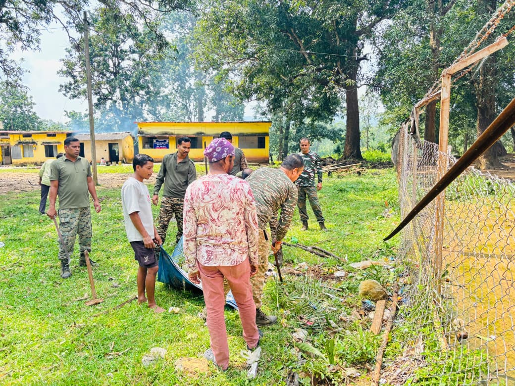 80Crpf's tweet photo. Under compaign #SHS 2026 A cleanliness drive  conducted by CRPF 80 BN at Koleng school, Darbha #Bastar,under Swachh Bharat Mission, promoting a clean environment and reinforcing the spirit of cleanliness and civic responsibility. 🇮🇳
#swachh Bharat,viksit bharat #CleanIndia https://t.co/hqNl9jb9cO
