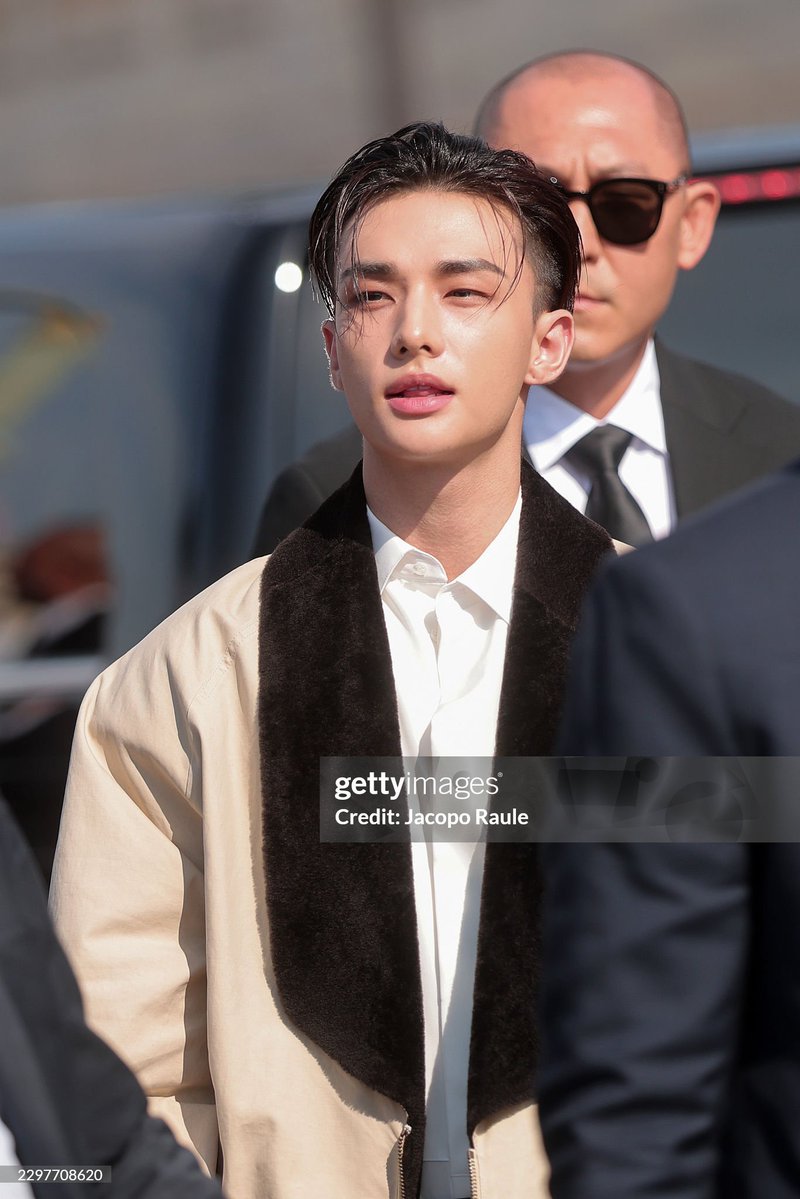 tasycrave's tweet photo. Check the Getty ❤️‍🔥

HYUNJIN STUNS AT DIOR PFW
#DiorSummer27_HYUNJIN https://t.co/DLFPrf3Nld