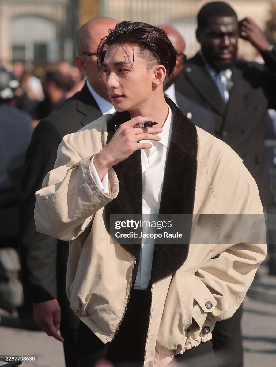 tasycrave's tweet photo. Check the Getty ❤️‍🔥

HYUNJIN STUNS AT DIOR PFW
#DiorSummer27_HYUNJIN https://t.co/DLFPrf3Nld