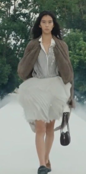 JISOOTUAMAE's tweet photo. JISOO (@officialBLISSOO) wears the skirt from #DiorSummer27 fresh off the runway.

HUMAN DIOR JISOO AT PFW
#JISOOxDiorSummer27 https://t.co/5JIn86EhFb