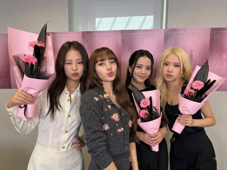 zuchivee's tweet photo. my 3 forever🤍

BLACKPINK yg bikin aku jd kpopper, BABYMONSTER yg brought my spark back, dan TREASURE yg hadir di tahun terberatku. somehow, they made everything a little better. terimakasih, love♡ https://t.co/WHrmGDzopK