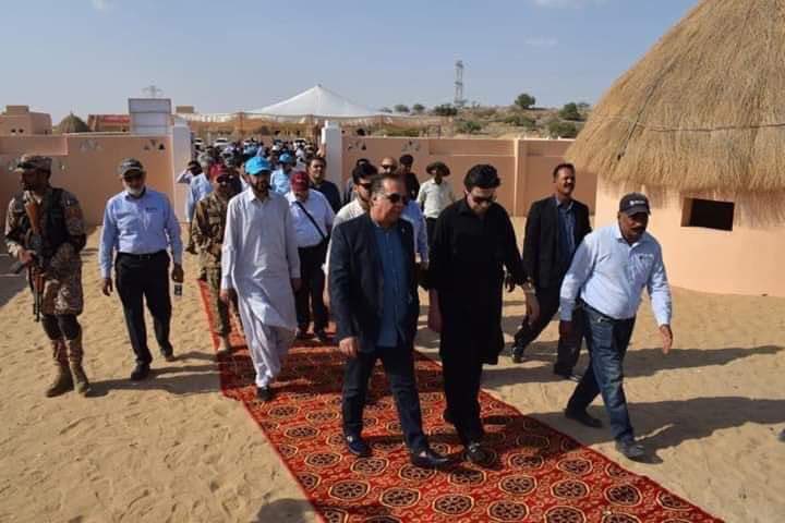 HummaSaif's tweet photo. کل شاید عمران اسماعیل صاحب بھی قالین پر تنقید کررہے تھے، تنقید ضرور بنتی ہے پر ایسے حکمران اشرافیہ جو خود یہی سب کرتے رہے وہ منافق ہی لگتے ہین۔
خان دور،تھر کی غربت کا ذاتی طور پر مشاہدہ کرنے کے لیے گورنر سندھ 50 plus گاڑیوں کے قافلے میں، ریڈ کارپٹ استقبال،شہر بھی بند کروایا گیا https://t.co/097PX3GE6R