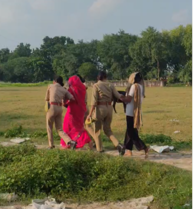 bstvlive's tweet photo. आजमगढ़ : सिधारी में कथित सेक्स रैकेट पर पुलिस कार्रवाई

➡️छतवारा न्यू कॉलोनी में पुलिस ने की छापेमारी
➡️स्थानीय लोगों की शिकायत पर हुई कार्रवाई
➡️मौके से 4 महिलाओं को पुलिस ने बरामद किया
➡️हिरासत में लिए गए लोगों से पूछताछ जारी
➡️रूबी नाम की महिला पर संचालन का आरोप
➡️पुलिस जांच के बाद सामने आएगी पूरी स्थिति

#Azamgarh #PoliceAction #CrimeNews @azamgarhpolice