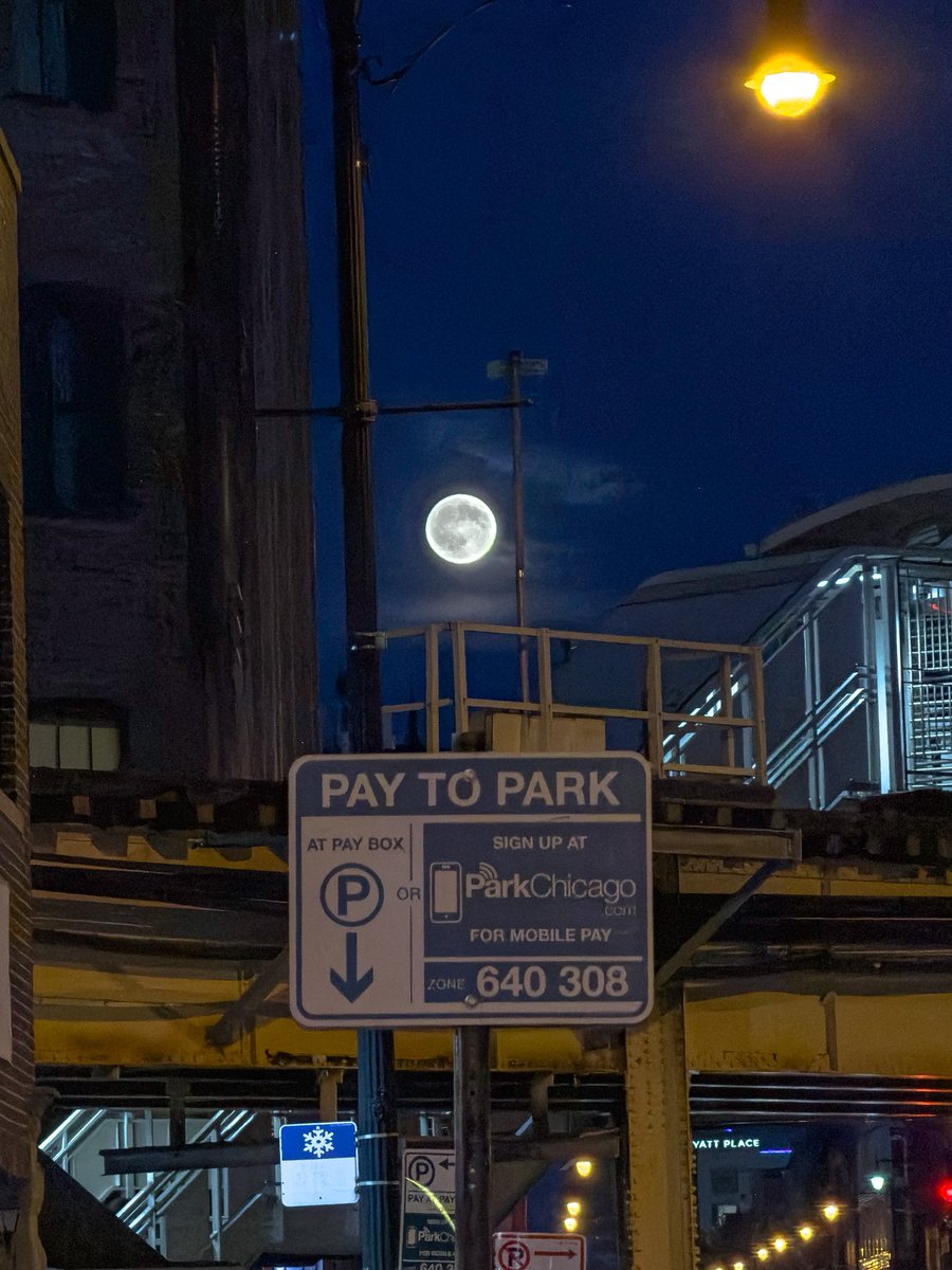 laert's tweet photo. moon over gotham https://t.co/s024mFD5Ak