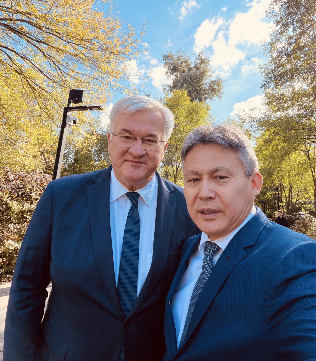 T_Barlybayev's tweet photo. м.Київ, 29 вересня 2026 р. 
У рамках участі у церемонії, присвяченій 85-м роковинам масових розстрілів у Бабиному Яру, зустрівся з Міністром закордонних справ України Андрієм Сибігою. Під час короткої бесіди підтвердили традиційно дружній та партнерський характер казахстансько-українських відносин.