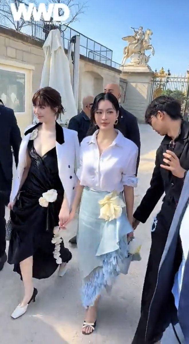 LingOrm_BH's tweet photo. Paris gave us the view, Dior gave us the fashion, and LingOrm gave us the happiness.

LINGORM BA DIOR AT PFW
#DiorSummer27xLingOrm
#LinglingKwong #OrmKornnaphat
#LingOrm #Dior #DiorSummer27 #PFW https://t.co/puJd3XUCxg