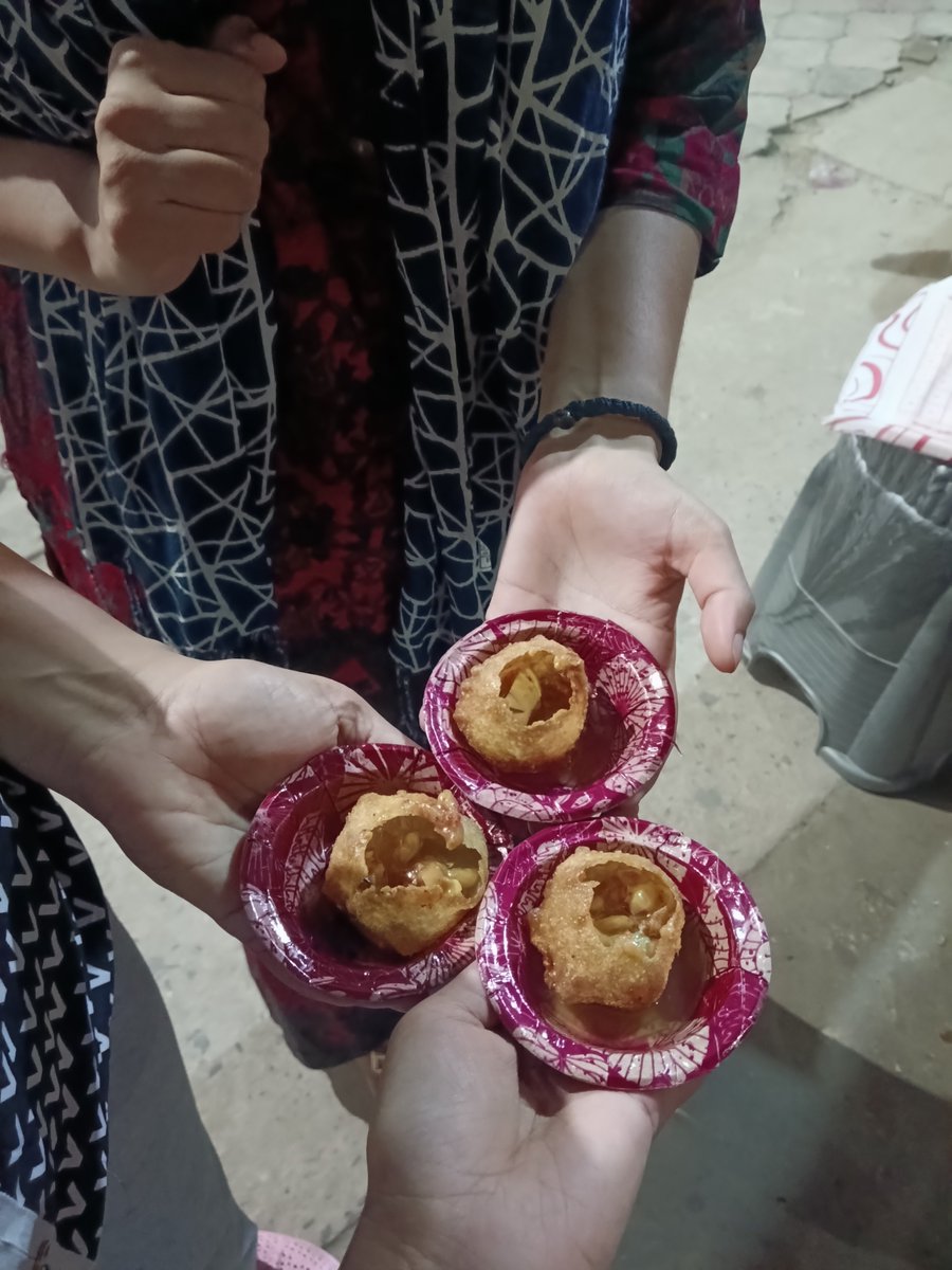 ishita_9529's tweet photo. Today after a long time I ate golgappas with my friends. https://t.co/IP6TTxuKyw