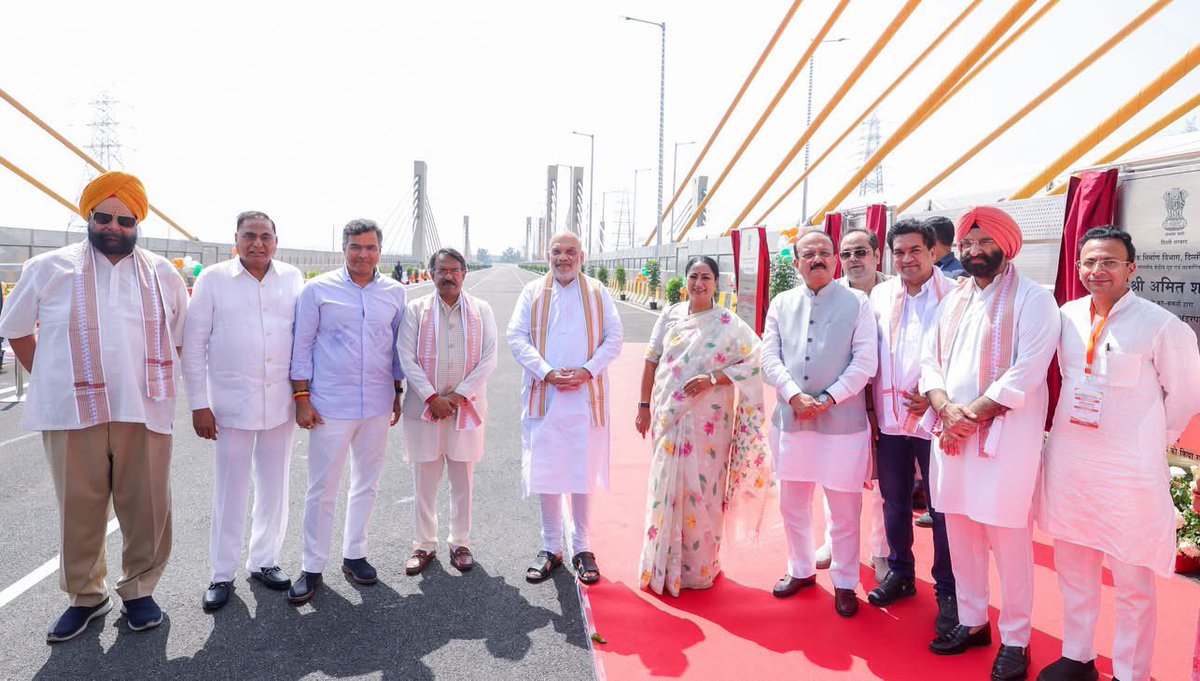 GaganSawhney9's tweet photo. दिल्ली की कनेक्टिविटी को सुदृढ़ और दिल्लीवासियों के सफर को सुगम बनाने के लिए आज ₹1,941 करोड़ से अधिक की विभिन्न परियोजनाओं का उद्घाटन व शिलान्यास माननीय गृहमंत्री श्री @AmitShah जी ने किया।

साथ ही, मोदी मिल-सावित्री सिनेमा फ्लाईओवर और लोनी अंडरपास का भी शिलान्यास किया। https://t.co/C018zGuCo8