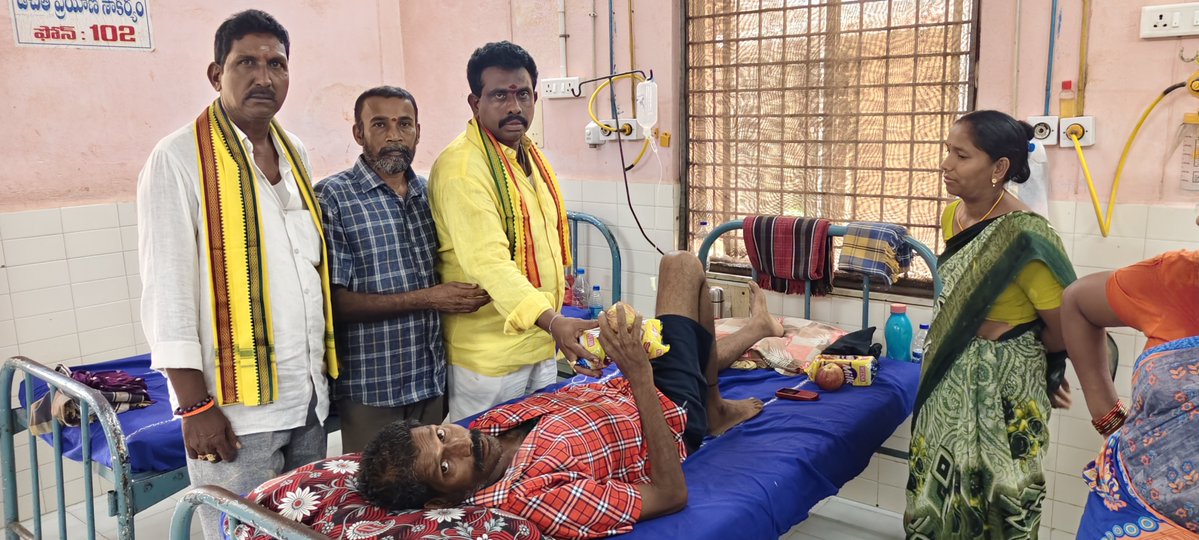 apkbpwdc's tweet photo. గో���గాని రమేష్ పుట్టినరోజు సందర్భంగా భీమవరం ప్రభుత్వ ఆసుపత్రిలో నిర్వహించిన సేవా కార్యక్రమంలో కృష్ణ బలిజ పూసల వెల్ఫేర్ &amp; డెవలప్‌మెంట్ కార్పొరేషన్ చైర్మన్ డా. గంటా త్రిమూర్తులు పాల్గొన్నారు. ఆసుపత్రిలో చికిత్స పొందుతున్న రోగులకు పండ్లు, పాలు, రొట్టెలు పంపిణీ చేశారు. https://t.co/BOgFh5X7rU