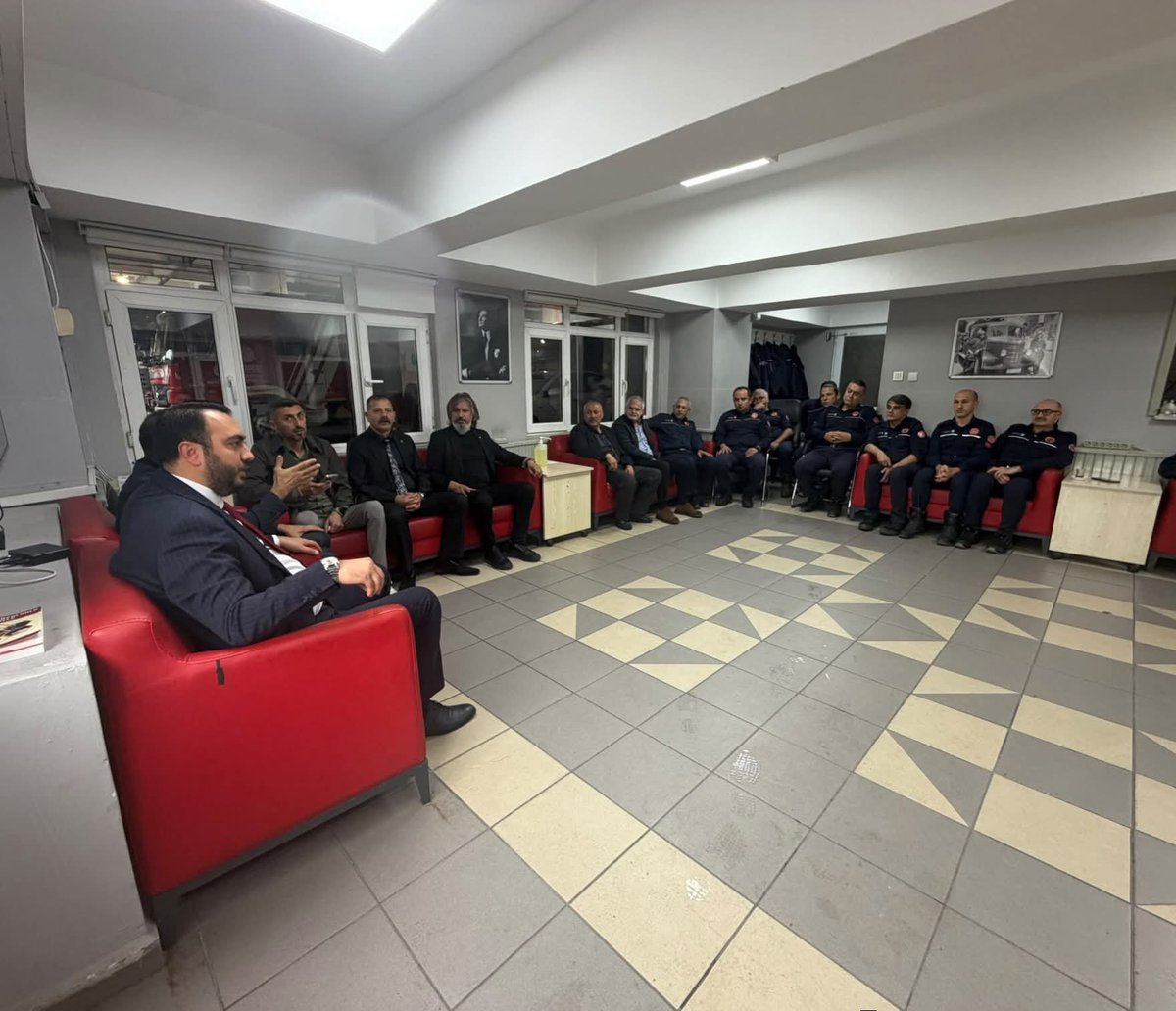 MHP_KartalIlce's tweet photo. MHP Kartal İlçe Başkanımız Sn. Ersin UZUNKAYA, Meclis Üyemiz Sn. Nuri KÖKSAL ve İlçe Yönetim Kurulu Üyelerimizle birlikte Kartal İtfaiye Grup Amirliğimizi ziyaret ettik.Misafirperverlikleri için İstasyon Müdürümüz Sn. Hakan KARABULUT’a ve tüm itfaiye personelimize teşekkür ederiz https://t.co/VE9EKY6K66