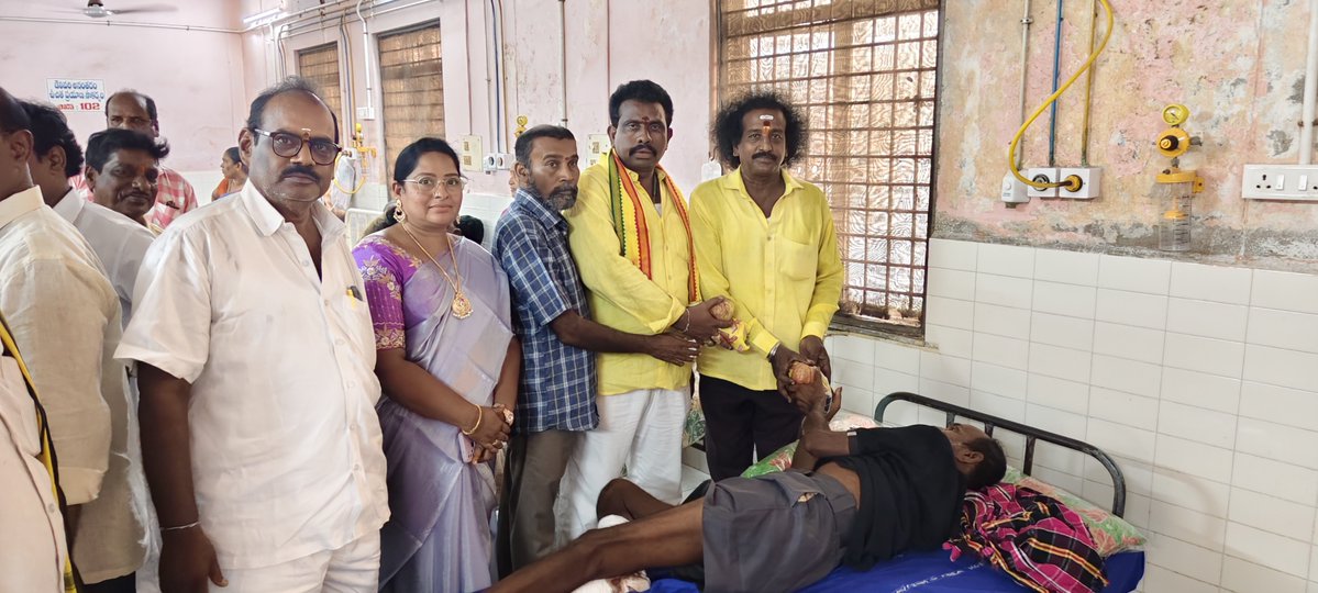 apkbpwdc's tweet photo. గో���గాని రమేష్ పుట్టినరోజు సందర్భంగా భీమవరం ప్రభుత్వ ఆసుపత్రిలో నిర్వహించిన సేవా కార్యక్రమంలో కృష్ణ బలిజ పూసల వెల్ఫేర్ &amp; డెవలప్‌మెంట్ కార్పొరేషన్ చైర్మన్ డా. గంటా త్రిమూర్తులు పాల్గొన్నారు. ఆసుపత్రిలో చికిత్స పొందుతున్న రోగులకు పండ్లు, పాలు, రొట్టెలు పంపిణీ చేశారు. https://t.co/BOgFh5X7rU