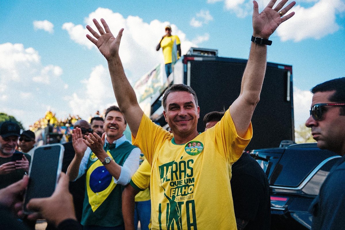 Alexandrelpaiva's tweet photo. Pesquisas GERP, Palver e Atlasintel divulgadas hoje (29) revelam Flávio Bolsonaro à frente de Lula no 2º turno.
Muda, Brasil!
🇧🇷
#flaviobolsonaro #bolsonaro #gerp #atlasintel #palver https://t.co/wFB41JYlAv