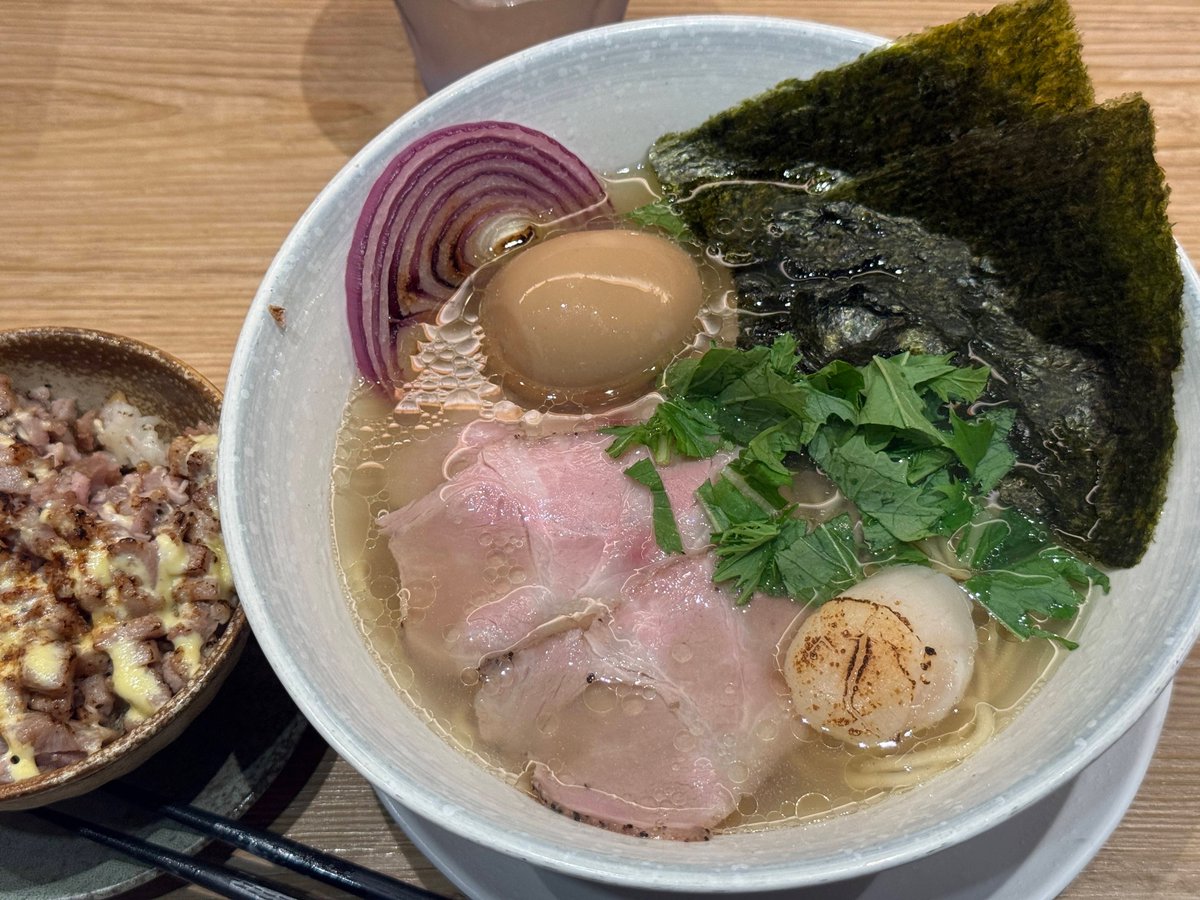 Taichungken's tweet photo. 台北中山ラーメン街道
二屋牡蠣拉麵

鶏ガラスープと牡蠣のクリーミースープがあって
自分は無難に鶏ガラで🐔
同僚の牡蠣スープも味見させてもらったけれど、相当な牡蠣感と苦味🦪 https://t.co/OiMu15rEpM