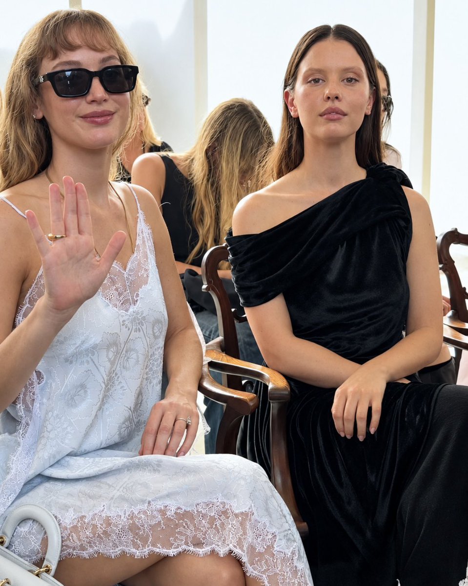 gothfiles's tweet photo. MIA GOTH AND JENNIFER LAWRENCE https://t.co/oQwzpdOFwT