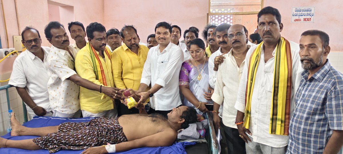 apkbpwdc's tweet photo. గో���గాని రమేష్ పుట్టినరోజు సందర్భంగా భీమవరం ప్రభుత్వ ఆసుపత్రిలో నిర్వహించిన సేవా కార్యక్రమంలో కృష్ణ బలిజ పూసల వెల్ఫేర్ &amp; డెవలప్‌మెంట్ కార్పొరేషన్ చైర్మన్ డా. గంటా త్రిమూర్తులు పాల్గొన్నారు. ఆసుపత్రిలో చికిత్స పొందుతున్న రోగులకు పండ్లు, పాలు, రొట్టెలు పంపిణీ చేశారు. https://t.co/BOgFh5X7rU