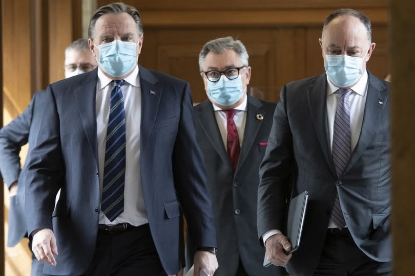 JULES4895985087's tweet photo. Regroupement collectif contre les décrets ''Covid 19''·Se joindre
 https://t.co/XllgcjLfyd
UN PROCÈS DU 23 FÉVRIER AU 2 MARS 2028 !!!
Finalement !
Suite à la comparution du 23 septembre, les dates du procès ont été réservées par le juge.
Du 23 février au 2 mars 2028 !!
Bravo à Serge Lapierre d'avoir réussi cet unique exploit d'obtenir au Québec un procès 'au fond' au sujet de tous les décrets et arrêtés ministériels liés au Covid-19 ... et plus encore.
L'acharnement et la détermination, inspirées par le sentiment profond qu'il faille obtenir justice, non seulement pour notre regroupement mais éventuellement pour tous les québécois, ont permis d'atteindre cet autre jalon déterminant pour la suite des choses.
Quatre années de démarches légales !
Dorénavant, depuis le 12 juin 2024, grâce à la jurisprudence obtenue suite à la première requête en irrecevabilité de la procureure générale du Québec intentée contre nous, déboutée en Cour Supérieure par l'honorable juge Chantal Tremblay J.C.S., nous pouvons exercer un recours collectif en vertu de l'article 571 du code de procédure civile. Nous ne sommes pas avocats et nous ne pouvons donner de conseils légaux mais nous constatons que ce nouvel état de droit au Québec permet aux regroupements collectifs d'élire un porte-parole qui peut représenter un groupe, ce qui était autrefois réservé exclusivement aux avocats.
Revoici les conclusions recherchées par la poursuite :
Ordonner l’inconstitutionnalité de l’applicabilité de tous les décrets, les lois, les règlements et arrêtés ministériels adoptés entre le 13 mars 2020 et le 31 décembre 2022 en lien avec les mesures sanitaires du gouvernement et qui ont causé préjudice à la population du Québec ou un individu et l’article 126 de la loi sur la santé publique ( S-2.2 );
Ordonner que l'invalidité des décrets, des lois, des règlements et arrêtés précités ait un effet rétroactif sur les infractions, amendes, peines ou tout autre jugement rendu par la cour et les tribunaux;
Ordonner à la partie défenderesse de cesser immédiatement tout recours en justice entrepris par le directeur des poursuites criminelles et pénales de tout district judiciaire du Québec contre tout citoyen qui aurait reçu une accusation;
Ordonner à la partie défenderesse de rembourser à tous les citoyens les amendes que ces derniers ont déboursées à la suite d'une accusation, faute ou infraction relativement aux décrets susmentionnés et d’annuler toutes les amendes dues ou à être perçues par le ministre et son percepteur aux amendes;
Ordonner au Premier Ministre du Québec d’offrir sur le champs des excuses publiques aux citoyennes et citoyens du Québec lors d’une conférence de presse à laquelle devront, sur ordre de la cour, assister tous les médias ‘’ mainstream’’ ( qui ont reçu une aide financière du gouvernement ) et qui devront diffuser dans leurs médias ( télévision, radio, journaux papier et web ), à l’heure de grande écoute, pour la télédiffusion et radiodiffusion, et la plein page de la première page pour les journaux papiers et web. Le texte devra être approuvé par la partie demanderesse et être transmis à la population dans sa version intégrale;
Il reste encore un travail colossal à accomplir.
Nous étudions la possibilité de déposer une procédure en Cour d'Appel pour obtenir la comparution de tous les témoins inscrits sur la liste déposée, faisant partie de 454 documents ( plus de 20 000 pages ) et 158 vidéos, et pour obtenir que le temps qui leur est dévolu permette de bien rendre leur témoignage.
Serge a déjà préparé une stratégie pour contrer la défense qui a annoncé hier encore qu'elle s'opposera à la comparution de plusieurs 'témoins institutionnels' que nous assignerons à comparaître, dont voici la liste, sans compter tous les autres témoins et experts :
Horacio Arruda
Richard Massé
Christian Dubé
Simon Jolin-Barrette
François Legault
Danielle McCann
Bertrand Bolduc ( Ordre des pharmaciens)
Mauril Gaudreault ( Collège des Médecins )
Michel Chrétien ( Chercheur - Quercétine )
Mylène Drouin
Pascale Descary ( Coroner )
Jean-Claude Tardif ( Chercheur - Colchicine )
Savourons ensemble cette autre victoire.
Cette démarche ne restaurera pas la santé, voire la vie de celles et ceux qui l'ont perdue, ni les pertes d'emplois, ni le pertes monétaires, l'isolement, la discrimination, etc, .... elle n'effacera non plus pas le mépris que tellement de québécois ont subi .... mais ... Il faut obtenir justice, par respect de soi, pour consolider cet idéal de ce qu'est tout être humain, censé vivre dans une société où les droits et libertés font partie intégrante de toute action.
« Pour ce qui est de l'avenir, il ne s'agit pas de le prévoir, mais de le rendre possible » (Saint-Exupéry, Citadelle, 1948 ).
Merci d'appuyer cette poursuite, de participer à votre façon pour obtenir un dénouement honorable à ce que furent ces années-covid et de contribuer à rendre possible l'inimaginable.
Regroupement collectif contre les décrets ''Covid 19''
https://t.co/XnK1Bto78j