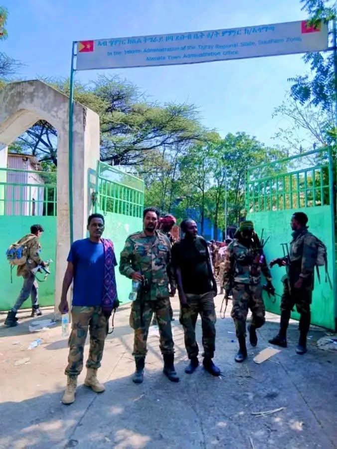 Geteriew1's tweet photo. #ሰበር_ዜና 
ሰበር!! እንደገና!! አለማጣ!! 
ስቦ ማስገባት ቴክኒካና ታክቲክ የተካኑት የትብብር ሀይሎች አፈር ጭቃ እያደረጉት ይገኛሉ።
የህወሓት ጦር ታክቲኩ ወደር የለውም።

 የኦህዴድን ሰራዊት  አላማጣ ወሰደው እያስጨፈረ ሀይሉን ስቦ ካሳሳው በኃላ እንደ ዶፍ በረዶ ከየት እንደመጣ ግራ እስኪጋቡ በመሀል በመሀል ቆራረሰው መውጫ አሳጣቸው አሁን ዋቃ ድረስልን እያሉ ነው።