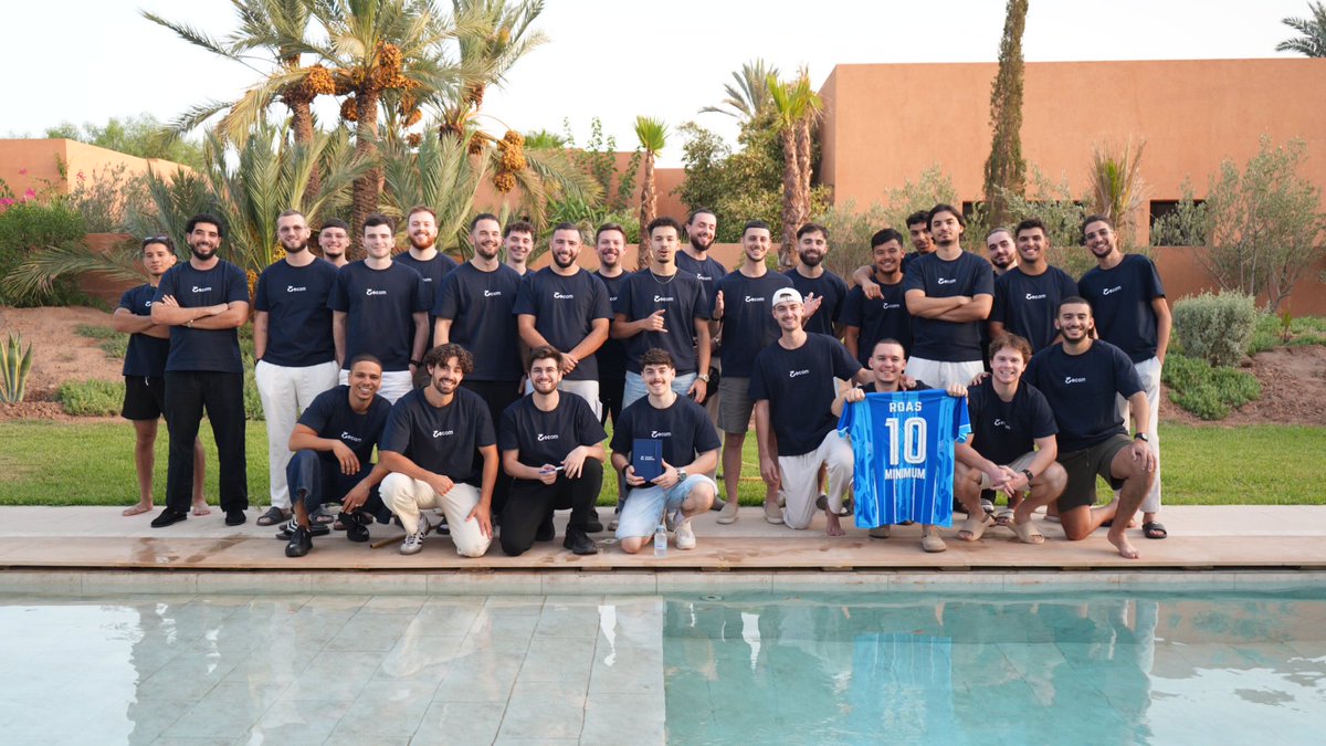 Ecom_Zezinho_'s tweet photo. On vient de finir le premier mastermind de la Zecom Academy, à Marrakech.
Et c'était incroyable comme expérience.

Ce qui m'a le plus marqué, c'est à quel point les membres ont changé en 5 jours.
Ils ont progressé de fou, en business comme en perso, et énormément de barrières limitantes ont sauté.

Et ça, ça vient en grosse partie des intervenants.

Ils ont montré ce qui est réellement possible de faire en ecom. Pas juste le résultat, mais les process et la réflexion qui permettent de faire plusieurs millions par mois.
Et ils ont autant donné en dehors des conférences que dedans : sur les pauses, les repas, les soirées, ils ont continué à répondre et à donner full value.

Un immense merci à eux, ils ont vraiment donné de leur personne :

@KahelEcom, @examycom, @alexis_aurion, @Antoine_Supply, @thomass_ops, @Jeremy_email, Sophia Bentikouk, Anisse R'Bibe.

Pour les membres, rencontrer en vrai des gens plus loin qu'eux dans le business, ça fait comprendre que ces chiffres sont vraiment atteignables, et que c'est juste une question de prise de décision et de bon entourage.

Et s'il y avait une telle énergie, c'est qu'on a la chance d'avoir une commu vraiment bienveillante, avec des gens avec une belle base ecom : du 150-200-300-500k le mois, et même 1M le mois pour certains.

Les intervenants l'ont dit plusieurs fois : ils avaient l'impression qu'on se connaissait tous depuis des années.
On a énormément rigolé, et on avait un cadre de dingue : des villas insane, chef privé, kick-boxing, padel, quad dans le désert, des restos de fou…

Je connaissais tout le monde par le Discord, mais rencontrer les gens en vrai pendant 5 jours c'est autre chose.
Voir des personnes passer des paliers grâce à la stratégie Zecom, c'est gratifiant. On est ultra reconnaissants.

Le but de la Zecom Academy, c'est que peu importe où t'en es, tu trouves les infos, le réseau et les contacts pour passer à l'étape d'après.
On emmène un maximum de monde à 5, 10, 20, 50, 100k/day, et le mastermind est là pour faire passer au niveau au-dessus ceux qui sont déjà bien avancés.

Que des retours positifs, des membres comme des intervenants, et ils m'ont tous dit qu'ils étaient prêts à revenir. Donc il y en aura d'autres, pour sûr.

On a filmé énormément de choses, un vlog sort d'ici quelques semaines.

Et big merci à tous les membres et les intervenants pour l'énergie, la bonne humeur et l'implication du début à la fin 🫶🏼

C'était que le premier.

Go faire passer un maximum de caps, go changer un maximum de vies 🫶🏼
