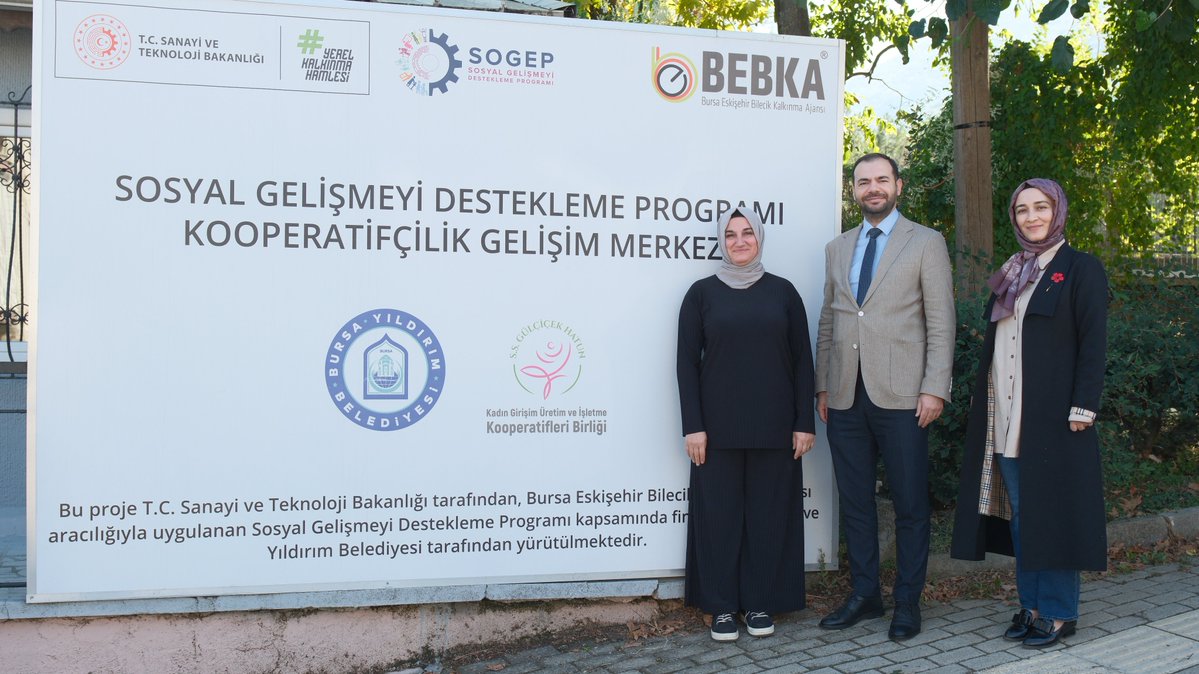 TCBEBKA's tweet photo. 🤝 Kooperatifçilik Gelişim Merkezi’ne Ziyaret

BEBKA Genel Sekreter Vekilimiz Sabri Bayram, Sanayi ve Teknoloji Bakanlığı koordinasyonunda, Ajansımızın 2024 Yılı Sosyal Gelişmeyi Destekleme Programı (SOGEP) kapsamında desteklenen ve Yıldırım Belediyesi tarafından hayata geçirilen Kooperatifçilik Gelişim Merkezi’ni ziyaret ederek yürütülen çalışmaları yerinde inceledi.

Kadın kooperatiflerinin üretim ve pazarlama kapasitelerini geliştirmek amacıyla oluşturulan merkezde; tasarım, ürün geliştirme, fotoğraf ve katalog çekimi, dijital pazarlama ve e-ticaret alanlarında atölye ve eğitim imkânları sunuluyor.

🌿 Kadın kooperatiflerinin ürünlerini geliştirmelerine, markalaşmalarına ve dijital pazarlama kanalları aracılığıyla daha geniş pazarlara ulaşmalarına katkı sağlayan merkez, yerel üretimin güçlendirilmesini ve kadınların ekonomik hayata katılımını destekliyor.

@tcsanayi @kalkinmaajansgm @YildirimBld 

#SOGEP #YerelKalkınmaHamlesi #KadınKooperatifleri