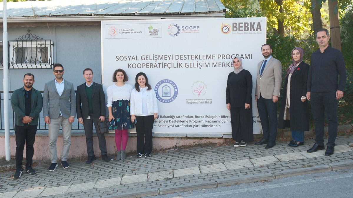 TCBEBKA's tweet photo. 🤝 Kooperatifçilik Gelişim Merkezi’ne Ziyaret

BEBKA Genel Sekreter Vekilimiz Sabri Bayram, Sanayi ve Teknoloji Bakanlığı koordinasyonunda, Ajansımızın 2024 Yılı Sosyal Gelişmeyi Destekleme Programı (SOGEP) kapsamında desteklenen ve Yıldırım Belediyesi tarafından hayata geçirilen Kooperatifçilik Gelişim Merkezi’ni ziyaret ederek yürütülen çalışmaları yerinde inceledi.

Kadın kooperatiflerinin üretim ve pazarlama kapasitelerini geliştirmek amacıyla oluşturulan merkezde; tasarım, ürün geliştirme, fotoğraf ve katalog çekimi, dijital pazarlama ve e-ticaret alanlarında atölye ve eğitim imkânları sunuluyor.

🌿 Kadın kooperatiflerinin ürünlerini geliştirmelerine, markalaşmalarına ve dijital pazarlama kanalları aracılığıyla daha geniş pazarlara ulaşmalarına katkı sağlayan merkez, yerel üretimin güçlendirilmesini ve kadınların ekonomik hayata katılımını destekliyor.

@tcsanayi @kalkinmaajansgm @YildirimBld 

#SOGEP #YerelKalkınmaHamlesi #KadınKooperatifleri