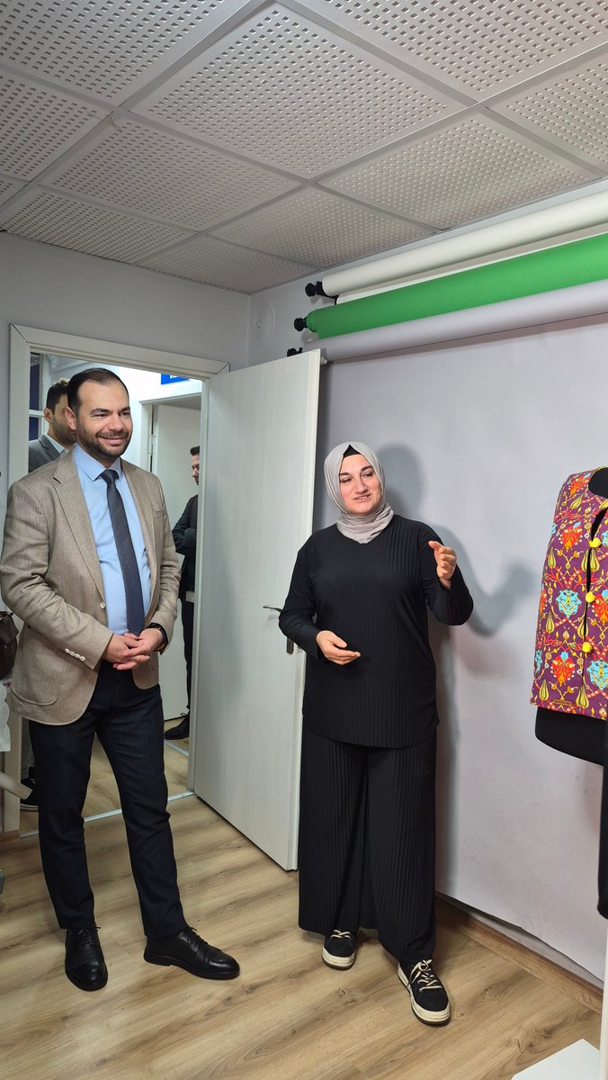 TCBEBKA's tweet photo. 🤝 Kooperatifçilik Gelişim Merkezi’ne Ziyaret

BEBKA Genel Sekreter Vekilimiz Sabri Bayram, Sanayi ve Teknoloji Bakanlığı koordinasyonunda, Ajansımızın 2024 Yılı Sosyal Gelişmeyi Destekleme Programı (SOGEP) kapsamında desteklenen ve Yıldırım Belediyesi tarafından hayata geçirilen Kooperatifçilik Gelişim Merkezi’ni ziyaret ederek yürütülen çalışmaları yerinde inceledi.

Kadın kooperatiflerinin üretim ve pazarlama kapasitelerini geliştirmek amacıyla oluşturulan merkezde; tasarım, ürün geliştirme, fotoğraf ve katalog çekimi, dijital pazarlama ve e-ticaret alanlarında atölye ve eğitim imkânları sunuluyor.

🌿 Kadın kooperatiflerinin ürünlerini geliştirmelerine, markalaşmalarına ve dijital pazarlama kanalları aracılığıyla daha geniş pazarlara ulaşmalarına katkı sağlayan merkez, yerel üretimin güçlendirilmesini ve kadınların ekonomik hayata katılımını destekliyor.

@tcsanayi @kalkinmaajansgm @YildirimBld 

#SOGEP #YerelKalkınmaHamlesi #KadınKooperatifleri