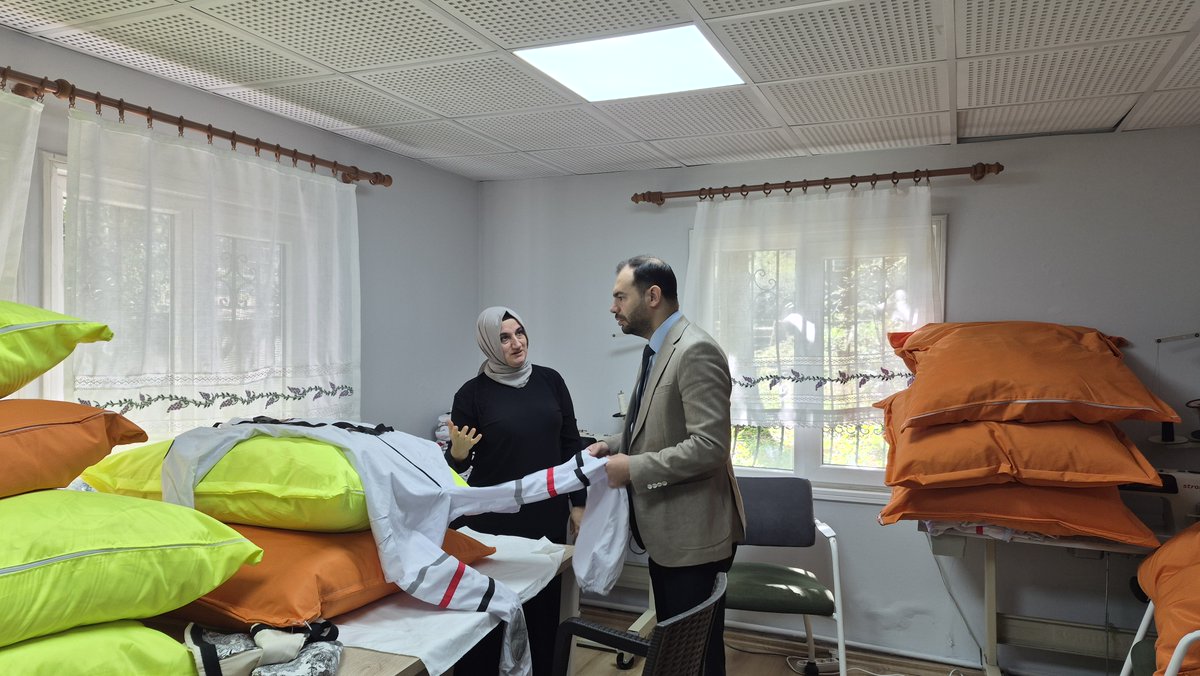 TCBEBKA's tweet photo. 🤝 Kooperatifçilik Gelişim Merkezi’ne Ziyaret

BEBKA Genel Sekreter Vekilimiz Sabri Bayram, Sanayi ve Teknoloji Bakanlığı koordinasyonunda, Ajansımızın 2024 Yılı Sosyal Gelişmeyi Destekleme Programı (SOGEP) kapsamında desteklenen ve Yıldırım Belediyesi tarafından hayata geçirilen Kooperatifçilik Gelişim Merkezi’ni ziyaret ederek yürütülen çalışmaları yerinde inceledi.

Kadın kooperatiflerinin üretim ve pazarlama kapasitelerini geliştirmek amacıyla oluşturulan merkezde; tasarım, ürün geliştirme, fotoğraf ve katalog çekimi, dijital pazarlama ve e-ticaret alanlarında atölye ve eğitim imkânları sunuluyor.

🌿 Kadın kooperatiflerinin ürünlerini geliştirmelerine, markalaşmalarına ve dijital pazarlama kanalları aracılığıyla daha geniş pazarlara ulaşmalarına katkı sağlayan merkez, yerel üretimin güçlendirilmesini ve kadınların ekonomik hayata katılımını destekliyor.

@tcsanayi @kalkinmaajansgm @YildirimBld 

#SOGEP #YerelKalkınmaHamlesi #KadınKooperatifleri