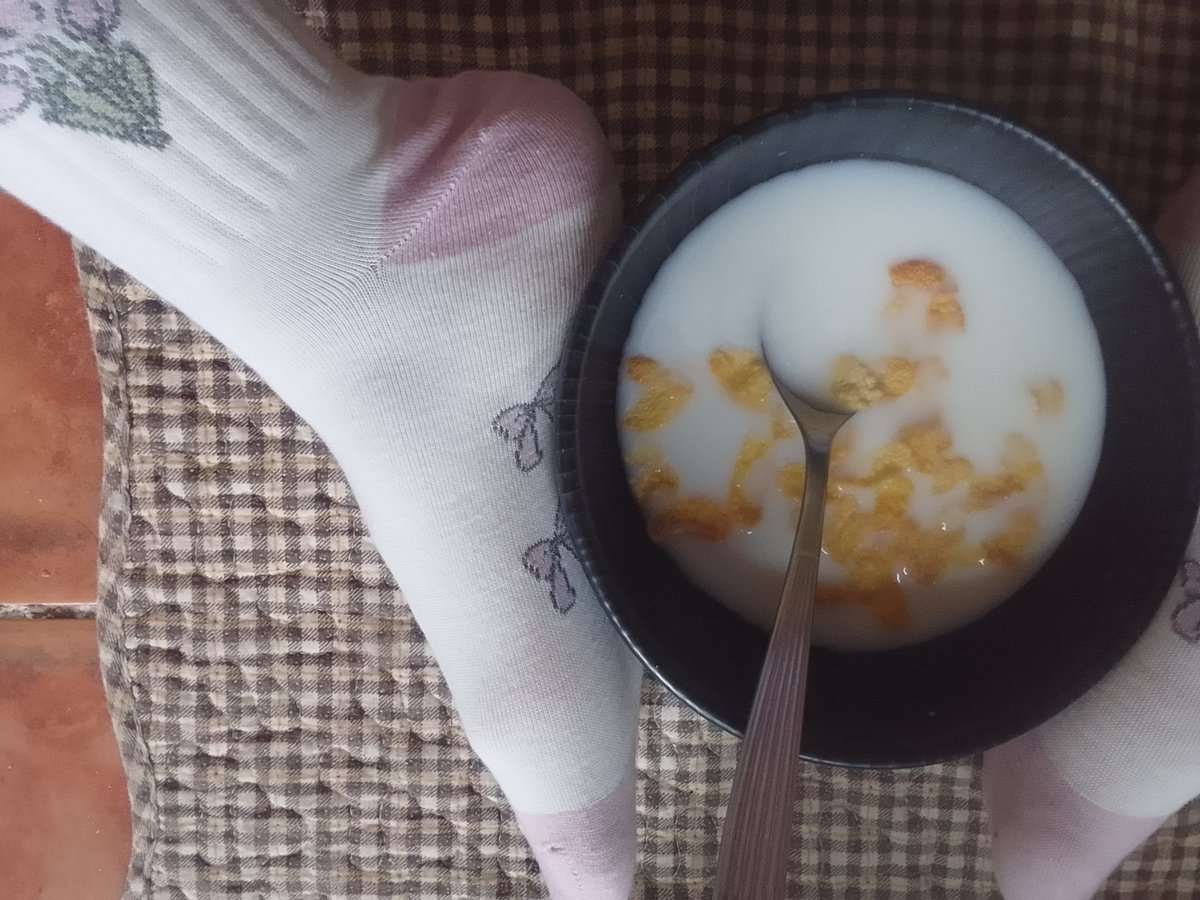 greta7eq's tweet photo. Want to have breakfast? 🥛🥣✨ https://t.co/Ml1AuSzMCL