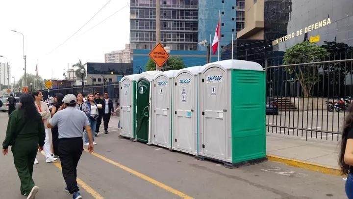 LibersadEirl's tweet photo. La cantidad de baños depende de varios factores: personas, duración y tipo de evento.📝

Planificar bien. 🚻

 ✅evita filas, incomodidad y problemas durante la jornada.

En LIBERSAD ♻️ te ayudamos a definir la mejor solución.
Cotiza con nosotros al 👇
📱947342362
📱947342401 https://t.co/6EPEgiSvyc