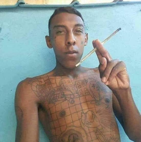 lezzzsss's tweet photo. A elegância do tabagismo. https://t.co/z1TbzAoasJ