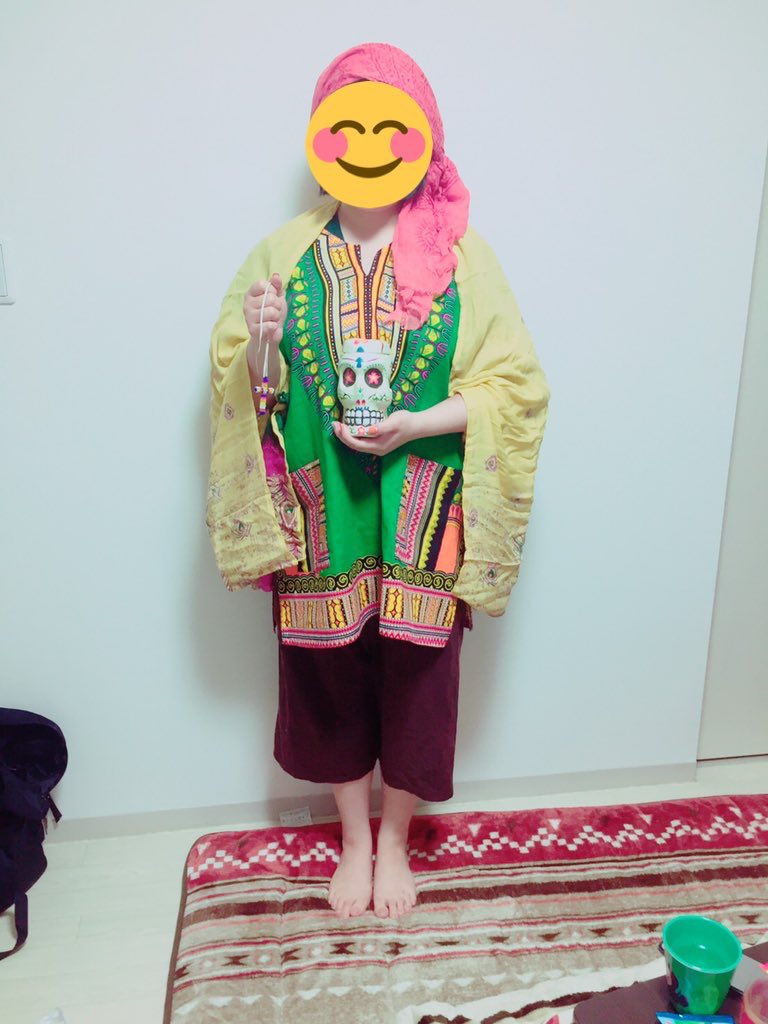 rolie_candy's tweet photo. 昔の私にイベント会場で会ったことある方は知ってるかもですが、10年くらい前はマジで呪術師みたいな服を着てました https://t.co/0lgAhlQIFk