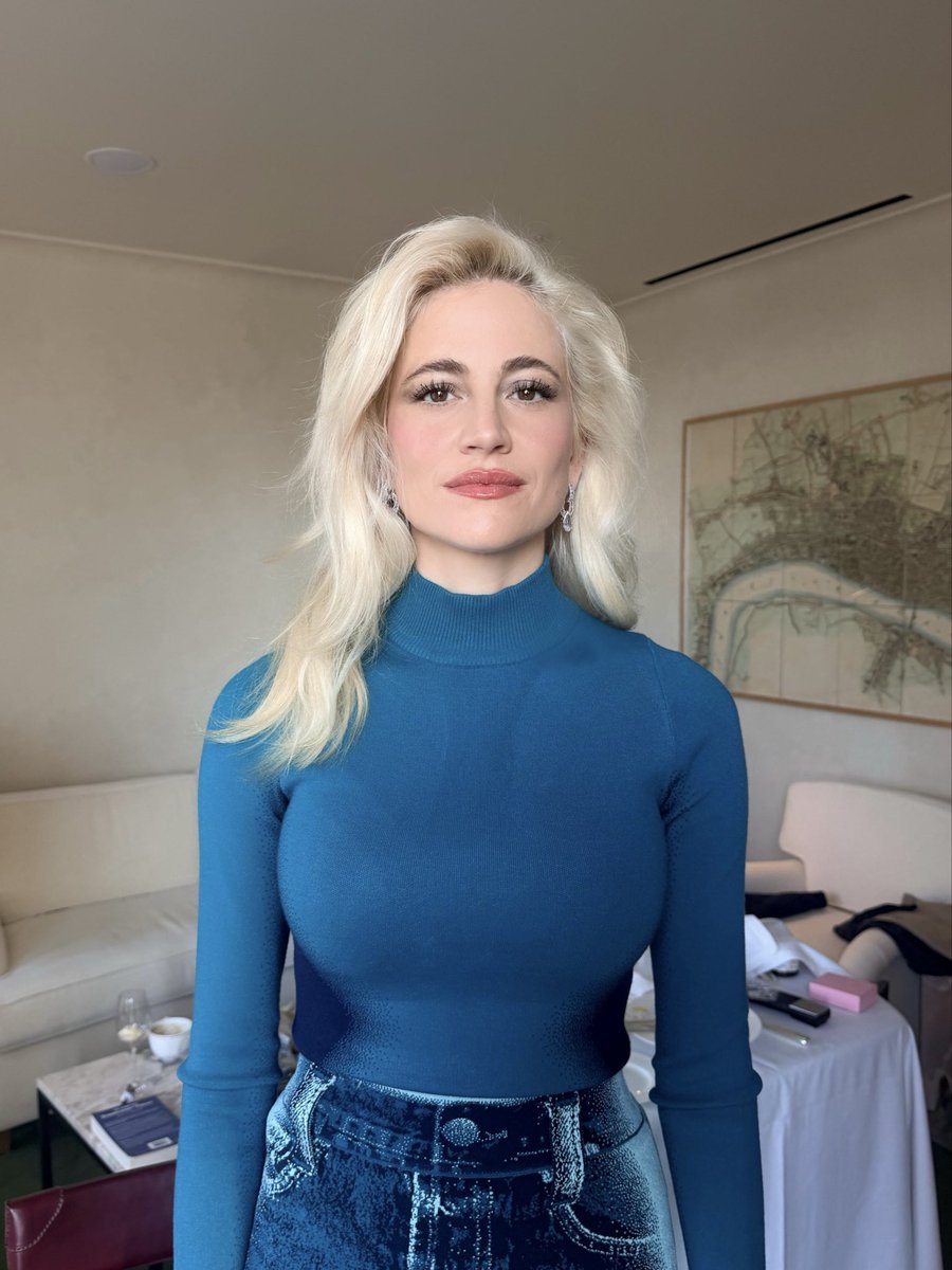 PixieLott's tweet photo. got some blue going on https://t.co/nwLZuZEgJN