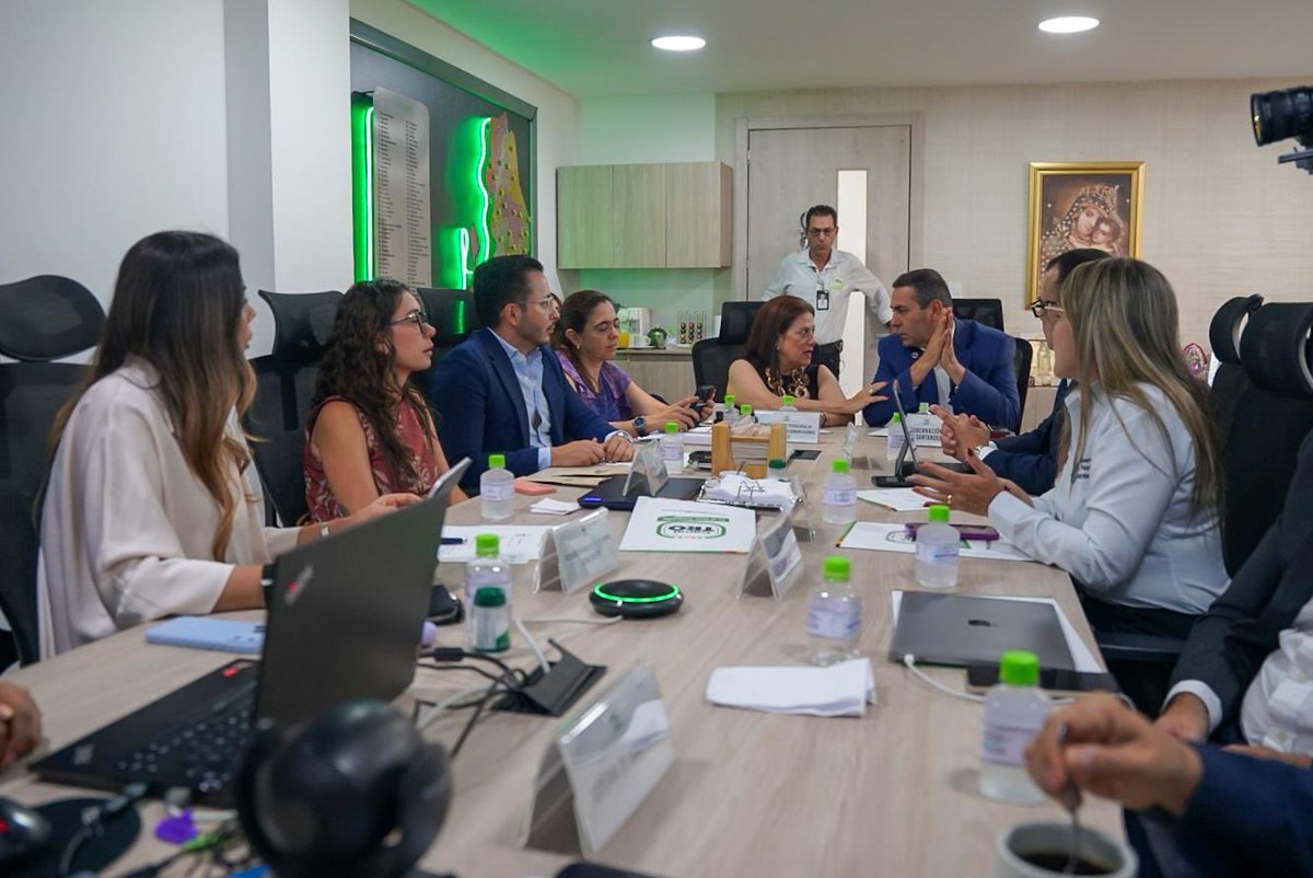 GralJuvenalDiaz's tweet photo. EL CANAL TRO SEGUIRÁ SIENDO LA VOZ DE NUESTRA REGIÓN.

Junto a la ministra TIC @AlexandraFalla participamos en la Junta Directiva del @CanalTRO , donde trabajamos en alternativas para impulsar nuevos proyectos, fortalecer la producción audiovisual y gestionar más recursos que permitan llevar al TRO a un nuevo nivel.

Queremos un canal más moderno, competitivo, innovador y con mayor capacidad para contar nuestras historias, mostrar nuestros talentos y proyectar a Santander y al Gran Santander ante Colombia y el mundo.

En un trabajo conjunto entre Gobernación, @Ministerio_TIC y el trabajo articulado, seguiremos fortaleciendo nuestro canal público. El TRO tiene más futuro, tiene talento y tiene una región que lo ve crecer.