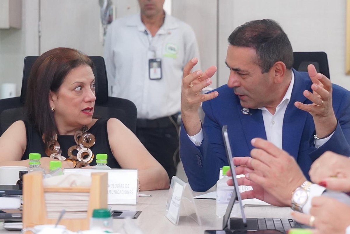 GralJuvenalDiaz's tweet photo. EL CANAL TRO SEGUIRÁ SIENDO LA VOZ DE NUESTRA REGIÓN.

Junto a la ministra TIC @AlexandraFalla participamos en la Junta Directiva del @CanalTRO , donde trabajamos en alternativas para impulsar nuevos proyectos, fortalecer la producción audiovisual y gestionar más recursos que permitan llevar al TRO a un nuevo nivel.

Queremos un canal más moderno, competitivo, innovador y con mayor capacidad para contar nuestras historias, mostrar nuestros talentos y proyectar a Santander y al Gran Santander ante Colombia y el mundo.

En un trabajo conjunto entre Gobernación, @Ministerio_TIC y el trabajo articulado, seguiremos fortaleciendo nuestro canal público. El TRO tiene más futuro, tiene talento y tiene una región que lo ve crecer.