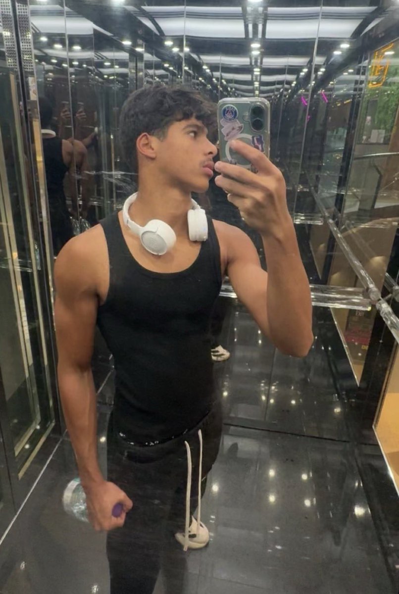 sakf23's tweet photo. نص الخاص عندي خاضعين لمجووود🥵🥵 https://t.co/pbloKwCZeZ