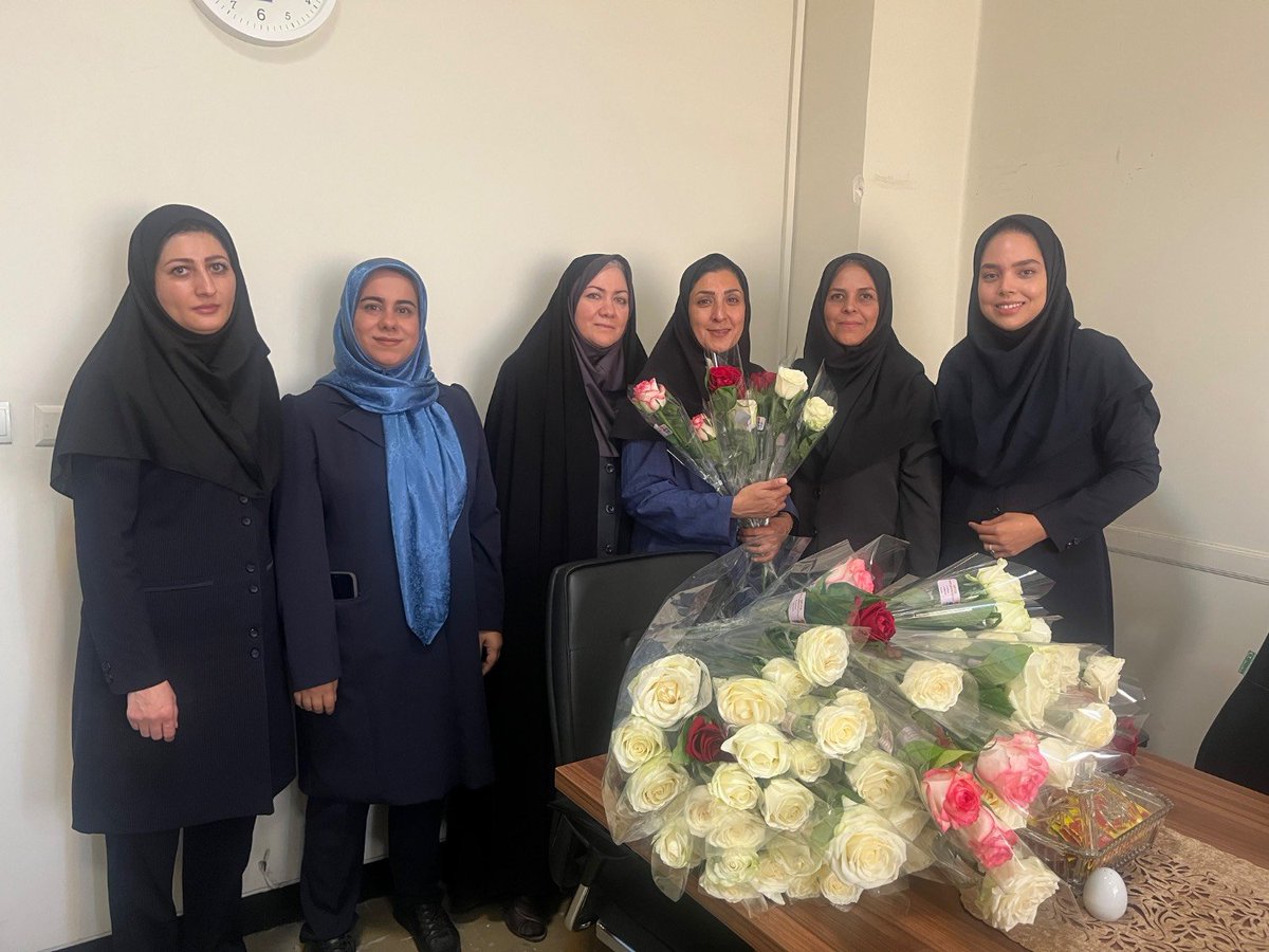SoodabehRadfard's tweet photo. اولین گلهای گلخانه هوشمند پارک فاوا به ثمر نشست. 
این طرح که در راستای کاهش مصرف آب و کود و کاهش #ناترازی_انرژی در کشور، در پارک فاوا اجرا شد، با موفقیت همراه و اولین گلهایش به خانمهای همکار اهدا گردید.
از دکتر مافی و همکارانشان بویژه خانمها اهوازی و بهبودی ممنونم.
@HashemiSattar https://t.co/OSHY6fWkDL