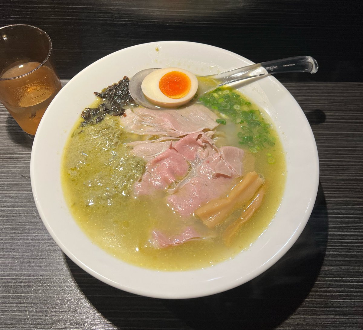 U_YA_mikado's tweet photo. 久しぶりに美味しいラーメンに出会えました。
本日五反田で食した無冠というラーメン屋さんの特製牡蠣塩ラーメンが絶品でした🦪🍜 https://t.co/f1rvlhGEhc