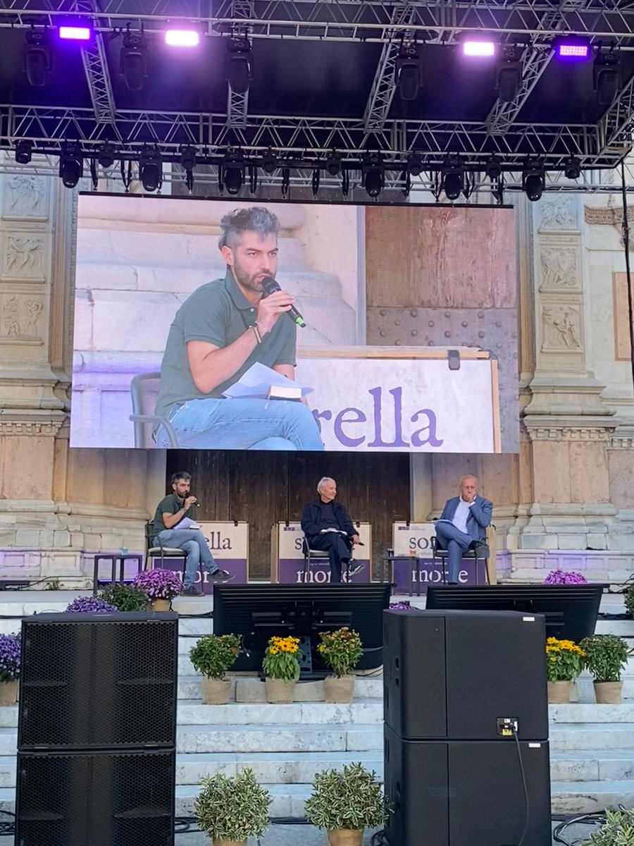 edb_bologna's tweet photo. Domenica, Antonio Mattone ha raccontato don Peppe Diana attraverso Il casalese di Dio.

Con lui don Giacomo Panizza, fondatore di Progetto Sud; a guidare il dialogo Andrea Giagnorio di Libera.

Un incontro sul coraggio di non voltarsi dall’altra parte.

 #FestivalFrancescano https://t.co/LwEuCIXOCQ