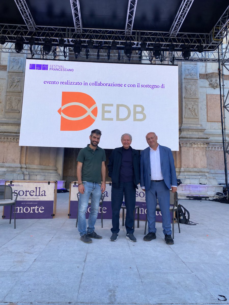 edb_bologna's tweet photo. Domenica, Antonio Mattone ha raccontato don Peppe Diana attraverso Il casalese di Dio.

Con lui don Giacomo Panizza, fondatore di Progetto Sud; a guidare il dialogo Andrea Giagnorio di Libera.

Un incontro sul coraggio di non voltarsi dall’altra parte.

 #FestivalFrancescano https://t.co/LwEuCIXOCQ