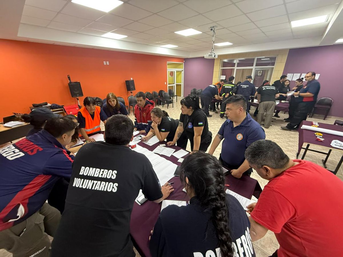 bomberosRA's tweet photo. #CapacitaciónPresencial
Los días 19 y 20 de septiembre en la localidad de Ingeniero Huergo tuvo lugar el curso “Sistema Comando de Incidentes” para bomberos voluntarios de la Federación Río Negro, leé la nota completa acá:  https://t.co/3XAh15uki4 https://t.co/bc5xeiNPbR