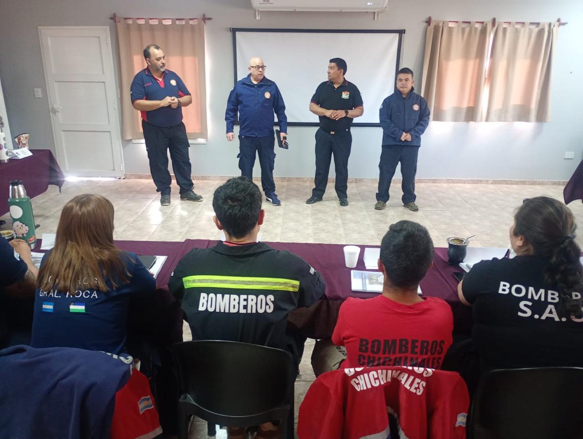 bomberosRA's tweet photo. #CapacitaciónPresencial
Los días 19 y 20 de septiembre en la localidad de Ingeniero Huergo tuvo lugar el curso “Sistema Comando de Incidentes” para bomberos voluntarios de la Federación Río Negro, leé la nota completa acá:  https://t.co/3XAh15uki4 https://t.co/bc5xeiNPbR
