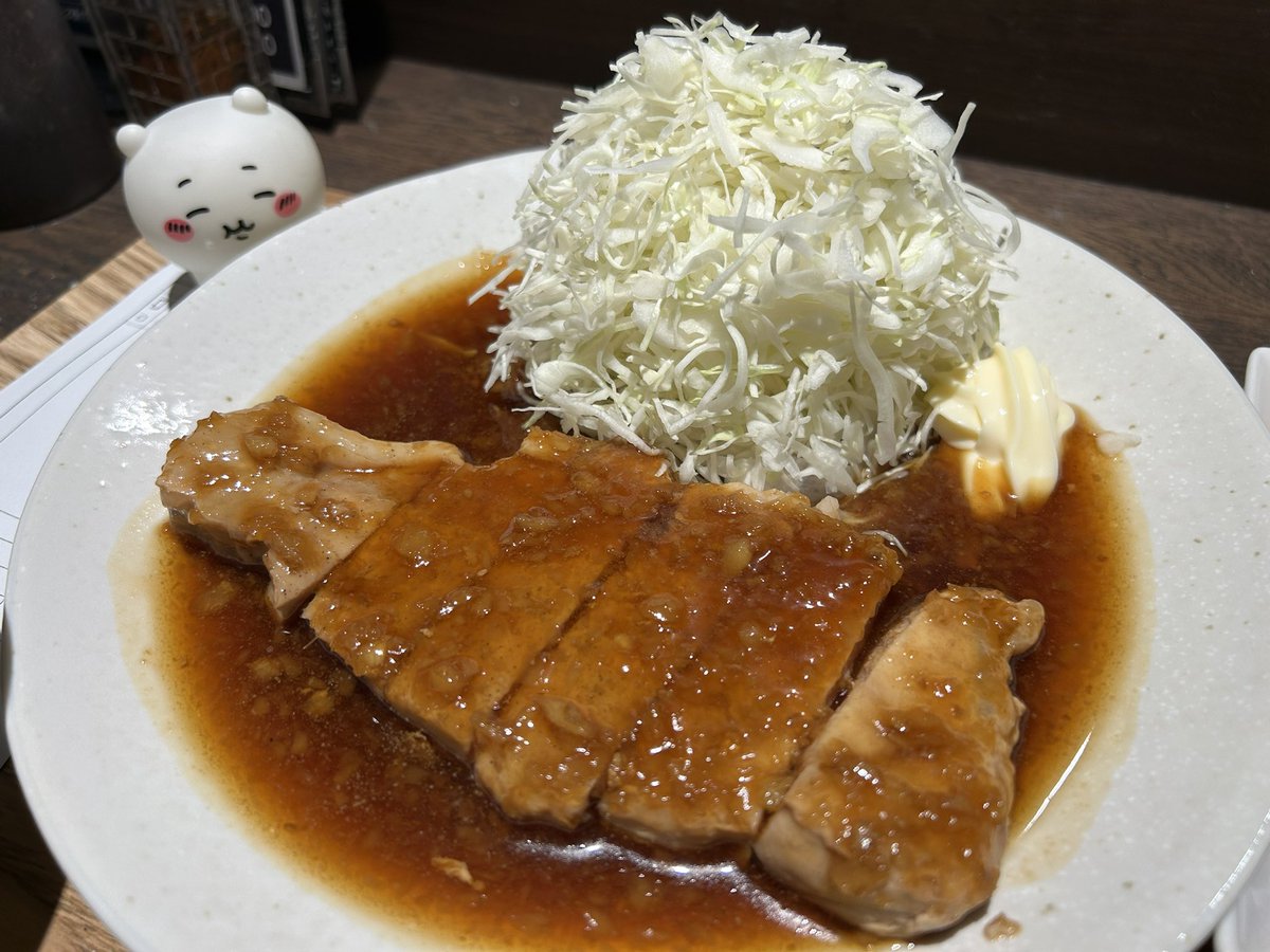 Momo_backup's tweet photo. いかがで生姜？で厚切り豚の生姜焼き定食。生姜焼きと言いつつ、ほぼ生姜感ない店と違って、こちらではしっかり生姜。豚肉も厚いけど結構柔らかで美味しい https://t.co/UBAwGzmSvi