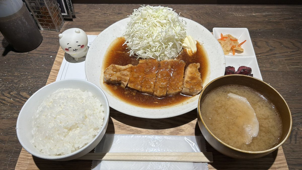 Momo_backup's tweet photo. いかがで生姜？で厚切り豚の生姜焼き定食。生姜焼きと言いつつ、ほぼ生姜感ない店と違って、こちらではしっかり生姜。豚肉も厚いけど結構柔らかで美味しい https://t.co/UBAwGzmSvi