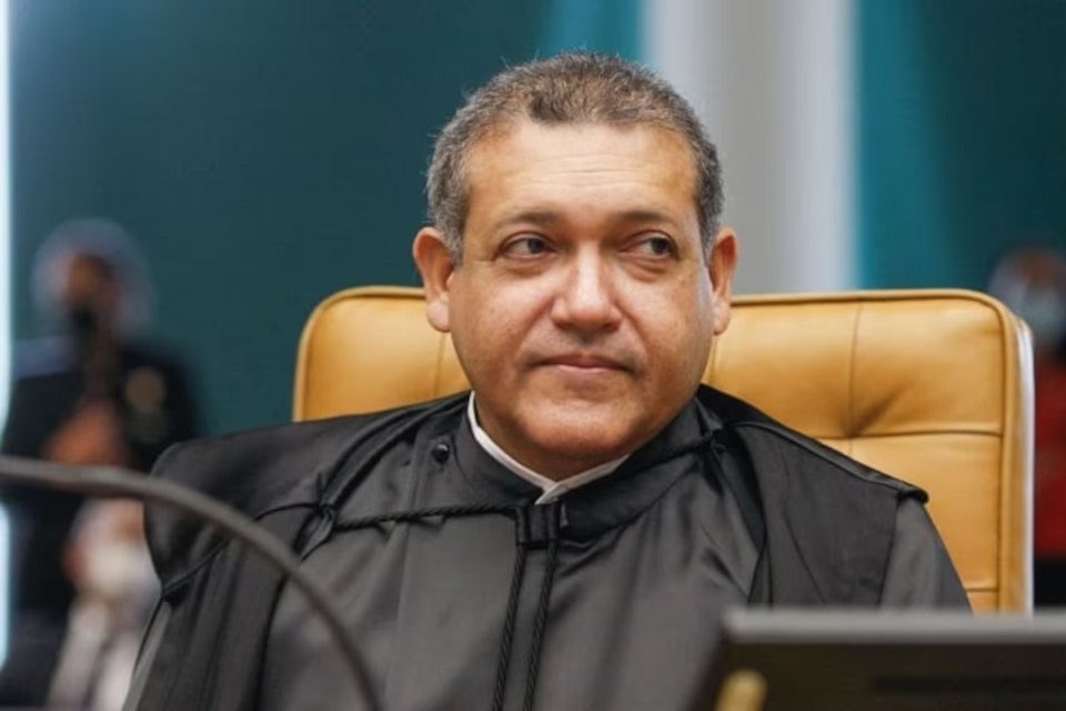 ojornaleirobr's tweet photo. É impossível ignorar o que está diante de nós: Kassio Nunes Marques preside o TSE enquanto surgem novas revelações sobre uma possível relação de bastidores com Flávio Bolsonaro.

A reportagem envolve garotas de programa, presentes milionários e, principalmente, mensagens que citam Flávio atuando diretamente com Kassio em interesse de um cliente — um possível caso de lobby no STF. 

Mas Kassio hoje comanda justamente o tribunal que julga a eleição de Flávio.

E há fatos objetivos que aumentam a necessidade de esclarecimento: Kassio suspendeu pesquisa AtlasIntel após ação do PL e relatou julgamento no qual o TSE rejeitou punição a Flávio pelo vídeo feito com IA de Jair Bolsonaro. 

Já temos evidência suficiente para exigir investigação imediata sobre a relação entre os dois, os contatos mantidos e eventuais conflitos de interesse.