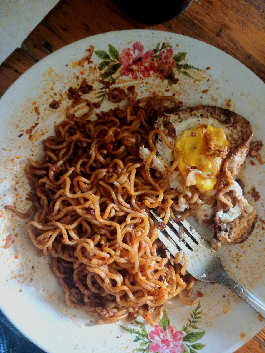 juniigirl's tweet photo. mie sukses aceh vs indomie aceh cabe ijo, lebih berasa bumbu mie sukses dah, pdhl dlu aceh cabe ijo lebih yummy https://t.co/I4HcUNOXBp