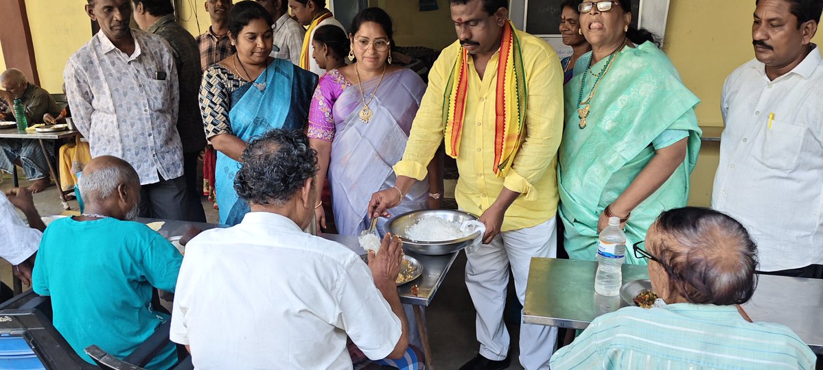 apkbpwdc's tweet photo. భీమవరం పట్టణ తెలుగు యువత అధ్యక్షులు గోలగాని రమేష్ పుట్టినరోజు సందర్భంగా బి.వి.రాజు పార్క్ ఎదురుగా ఉన్న ప్రేమాలయంలో నిర్వహించిన అన్నదాన కార్యక్రమంలో కృష్ణ బలిజ పూసల వెల్ఫేర్ &amp; డెవలప్‌మెంట్ కార్పొరేషన్ చైర్మన్ డా. గంటా త్రిమూర్తులు పాల్గొన్నారు. https://t.co/C1tBsPRyRe