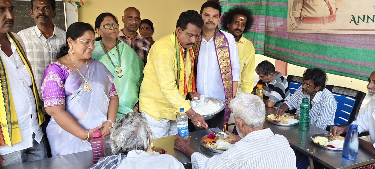 apkbpwdc's tweet photo. భీమవరం పట్టణ తెలుగు యువత అధ్యక్షులు గోలగాని రమేష్ పుట్టినరోజు సందర్భంగా బి.వి.రాజు పార్క్ ఎదురుగా ఉన్న ప్రేమాలయంలో నిర్వహించిన అన్నదాన కార్యక్రమంలో కృష్ణ బలిజ పూసల వెల్ఫేర్ &amp; డెవలప్‌మెంట్ కార్పొరేషన్ చైర్మన్ డా. గంటా త్రిమూర్తులు పాల్గొన్నారు. https://t.co/C1tBsPRyRe