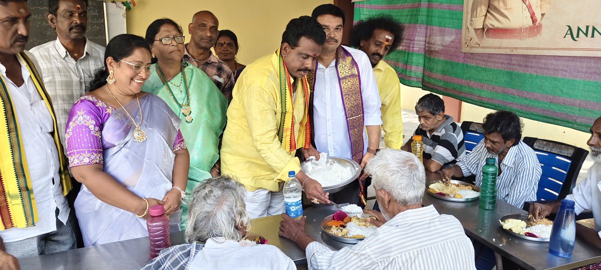 apkbpwdc's tweet photo. భీమవరం పట్టణ తెలుగు యువత అధ్యక్షులు గోలగాని రమేష్ పుట్టినరోజు సందర్భంగా బి.వి.రాజు పార్క్ ఎదురుగా ఉన్న ప్రేమాలయంలో నిర్వహించిన అన్నదాన కార్యక్రమంలో కృష్ణ బలిజ పూసల వెల్ఫేర్ &amp; డెవలప్‌మెంట్ కార్పొరేషన్ చైర్మన్ డా. గంటా త్రిమూర్తులు పాల్గొన్నారు. https://t.co/C1tBsPRyRe