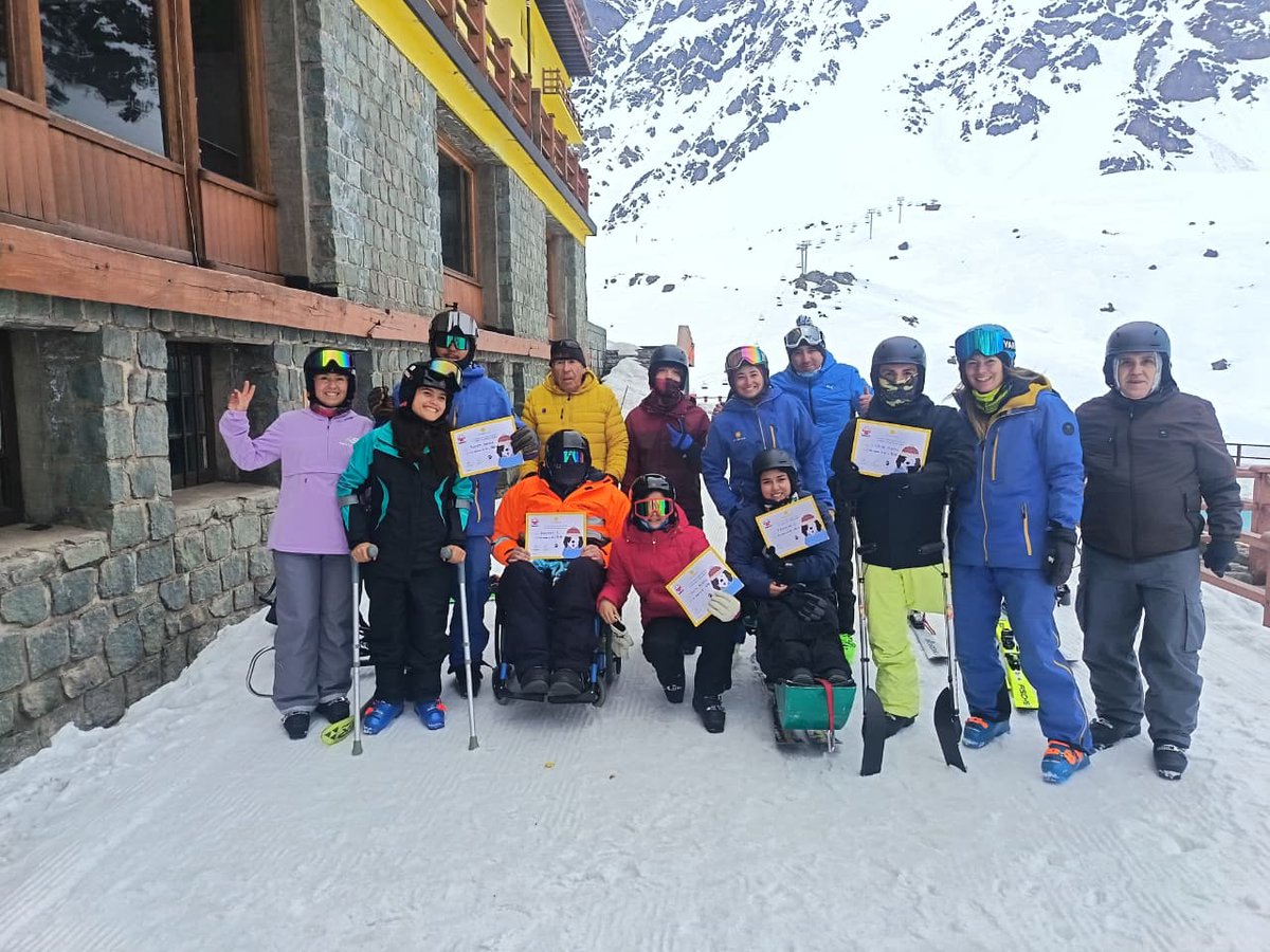 Teleton's tweet photo. ⛷️❄️6 usuarios de Teletón Valparaíso participaron en un campamento de esquí adaptado en @SkiPortillo, aprendiendo y entrenando junto a instructores especializados. Monoski, slider y esquí convencional fueron parte de esta experiencia que promueve autonomía, deporte e inclusión. https://t.co/VBWSPZ2eK2