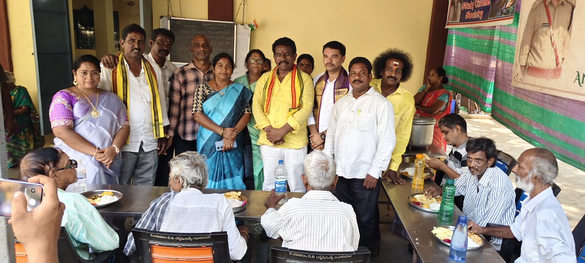 apkbpwdc's tweet photo. భీమవరం పట్టణ తెలుగు యువత అధ్యక్షులు గోలగాని రమేష్ పుట్టినరోజు సందర్భంగా బి.వి.రాజు పార్క్ ఎదురుగా ఉన్న ప్రేమాలయంలో నిర్వహించిన అన్నదాన కార్యక్రమంలో కృష్ణ బలిజ పూసల వెల్ఫేర్ &amp; డెవలప్‌మెంట్ కార్పొరేషన్ చైర్మన్ డా. గంటా త్రిమూర్తులు పాల్గొన్నారు. https://t.co/C1tBsPRyRe