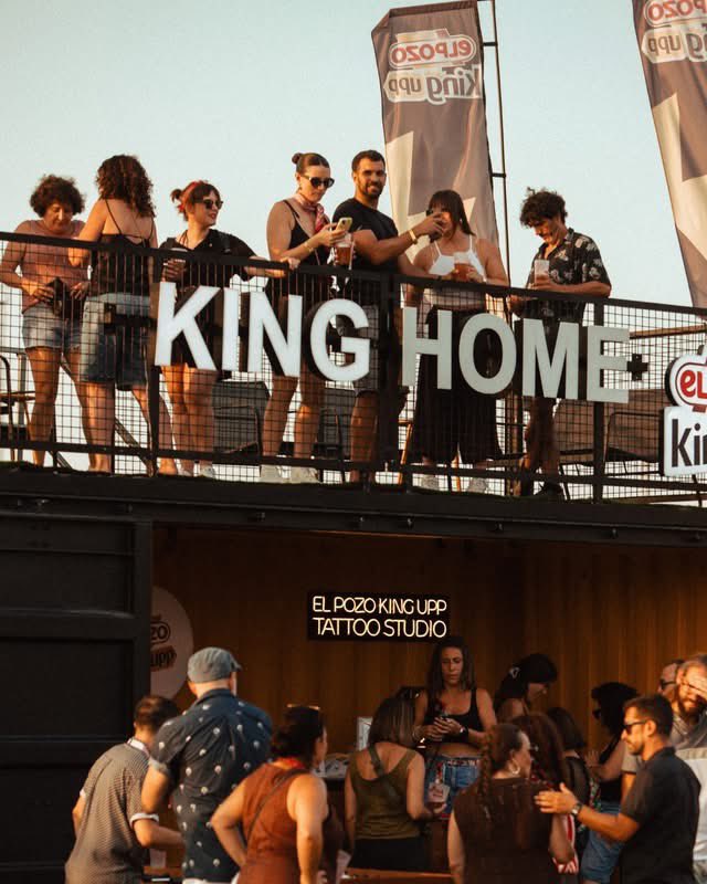 oasiselche's tweet photo. 😎📯¡ATENCIÓN! Nos informan por pinganillo de que acaba de confirmar asistencia PERRIKING a #OasisElche2026.

¡Y además tendremos la KING HOME en donde lo daremos todo con la mejor #ActitudKing @elpozoking 

🎫¡Corre a https://t.co/4JFOBYXhLl y no te quedes sin venir! https://t.co/qCUdB94Oho